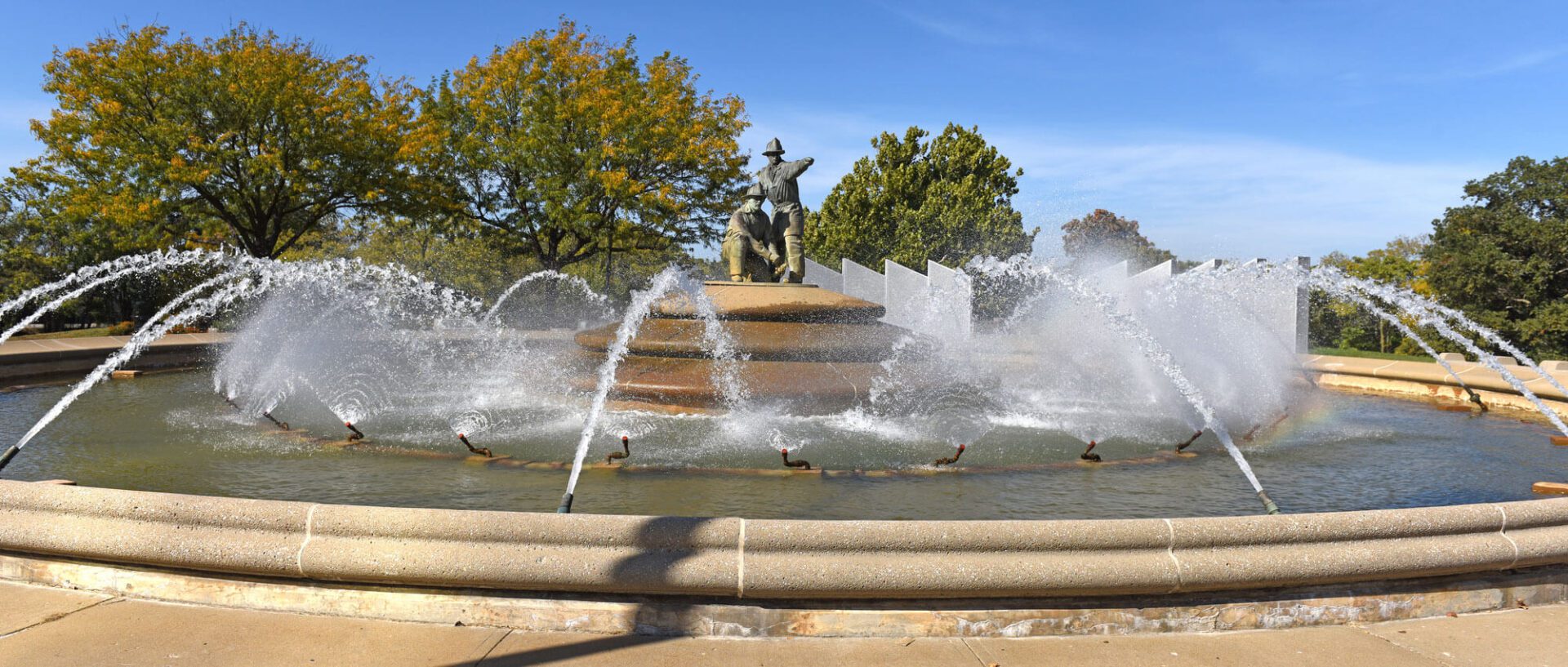 A big fountain with statues in the middle